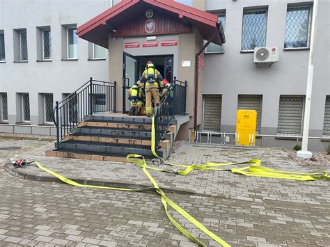 zdjęcie strażaka instalującego czujkę tlenku węgla w domu seniora