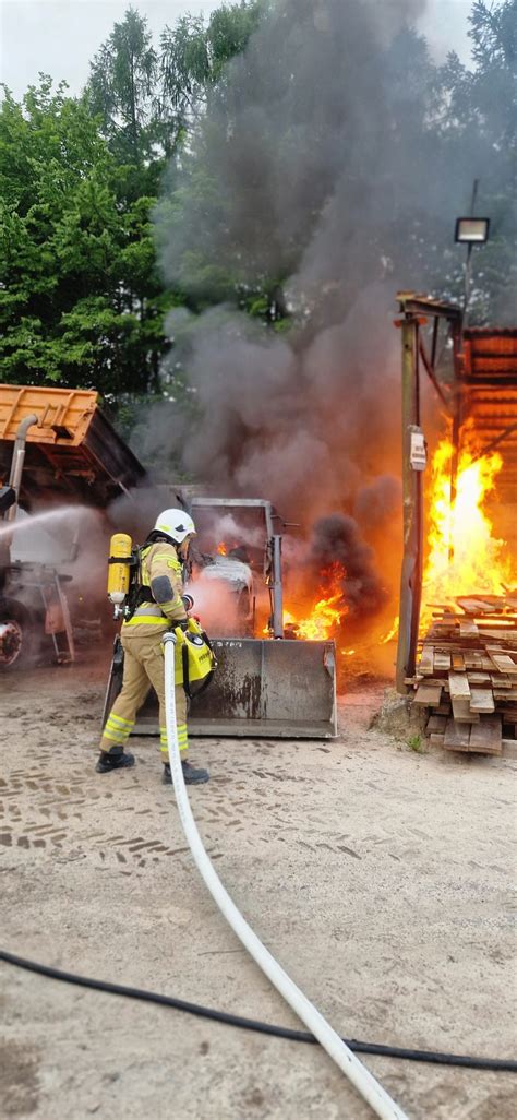 Strażacy ochotnicy w akcji gaśniczej lub ratowniczej
