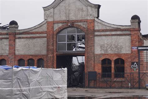 zdjęcie zniszczonej hali fabryki styropianu po pożarze, widoczne ruiny