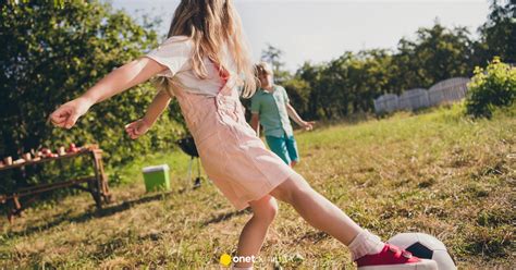 zdjęcie uczestników pikniku strażackiego bawiących się na świeżym powietrzu