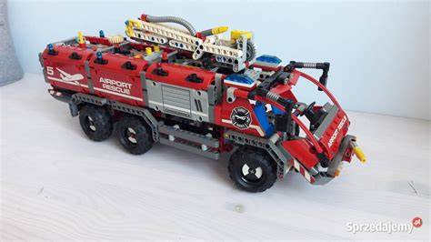 Zestaw LEGO Technic Lotniskowy Wóz Strażacki 42068 - główny model
