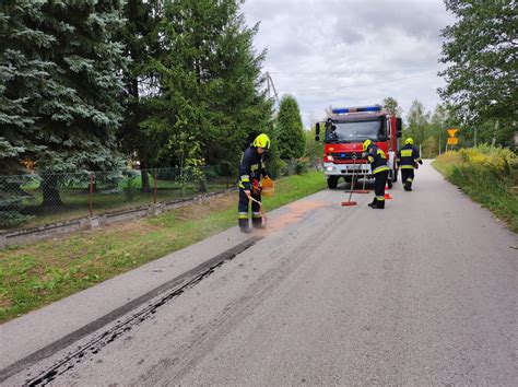 Wrak spalonej cysterny i plama oleju na drodze wojewódzkiej w Miasteczku Śląskim