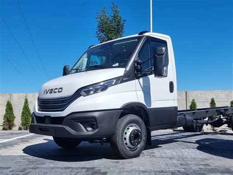 Nowy pojazd pożarniczy Iveco Daily 70C18 przed Komendą Miejską PSP w Ostrołęce