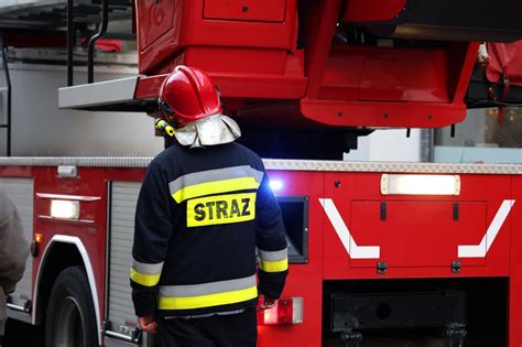 Ilustracja przedstawiająca akcję gaśniczą strażaków