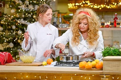 Magda Gessler w kuchni z płonącą patelnią, ujęcie z programu telewizyjnego