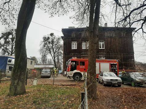 Zdjęcie nocnego pożaru kamienicy w Ostródzie przy ulicy Słowackiego, z widocznymi płomieniami lub zadymieniem z dachu i poddasza