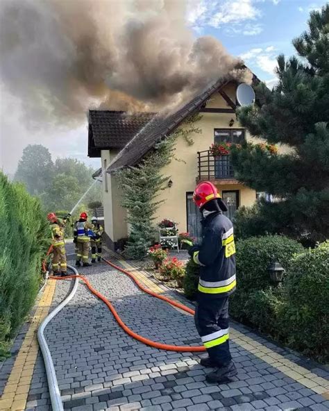 Zdjęcie płonącego domu jednorodzinnego na poddaszu
