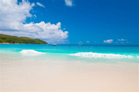 zdjęcie panoramiczne plaży na Ibizie z turkusową wodą