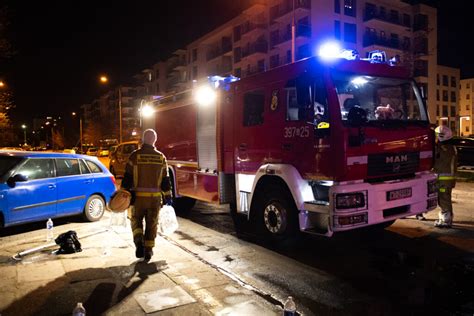Strażacy OSP podczas ćwiczeń z rozwijania linii gaśniczych