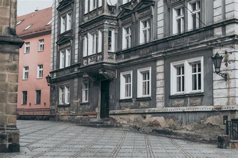 Zdjecie kamienicy w centrum Chorzowa z widocznymi śladami po pożarze lub ogólne zdjęcie zabudowań mieszkalnych w Chorzowie