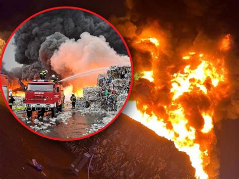 Pożar w zakładzie recyklingu w Paterku, widoczne kłęby czarnego dymu unoszące się nad budynkiem