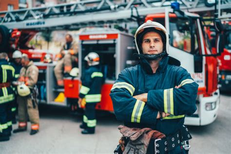 Zdjęcie: Strażak z radiotelefonem i mikrofonogłośnikiem (