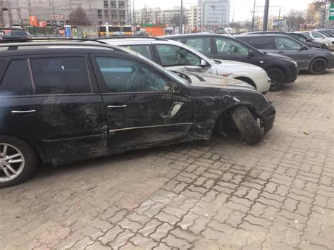 uszkodzone samochody zaparkowane obok płonącego śmietnika