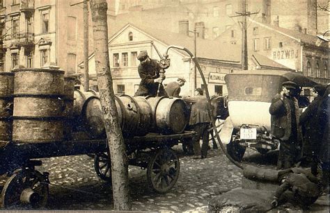 Historyczne zdjęcie Warszawskiej Straży Ogniowej lub koszar przy ul. Nalewki