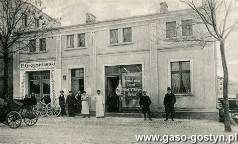 archiwalne zdjęcie strażaków z początku XX wieku z historycznym sprzętem