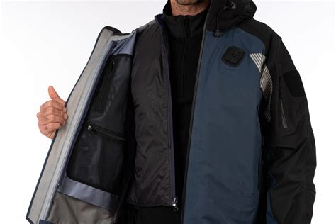 Infographic showing different features of an OSP winter jacket (pockets, detachable lining, place for distinction)