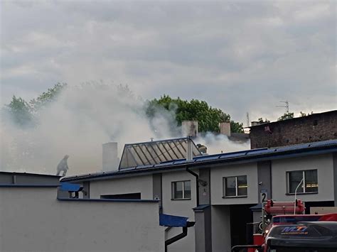 Zdjęcie strażaków w akcji gaśniczej na dachu budynku przy ulicy Jarockiej.