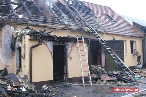 Zgliszcza spalonego murowanego domu po pożarze w Domaszewie