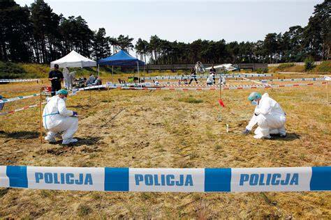 Policja i prokurator na miejscu oględzin po pożarze, zbieranie śladów