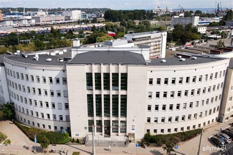Ilustracja przedstawiająca dochodzenie policyjne lub budynek sądu