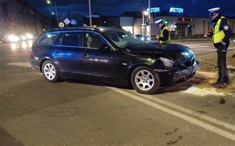 Kolizja dwóch wozów strażackich w centrum Londynu, z zablokowanym ruchem i ratownikami na miejscu zdarzenia.