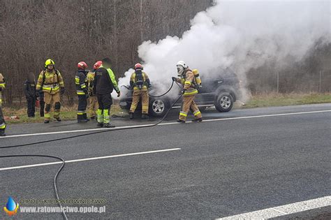 Zdjęcie płonącej cysterny i samochodu osobowego