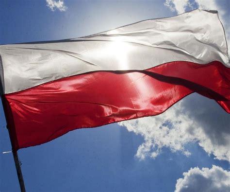 Zdjęcie przedstawiające złożoną flagę państwową przekazywaną rodzinie