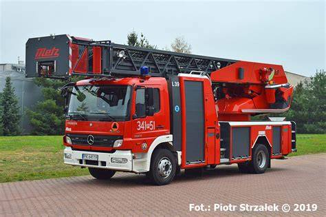 Zdjęcie drabiny pożarniczej Metz 53m na podwoziu Mercedes-Benz 2636 A