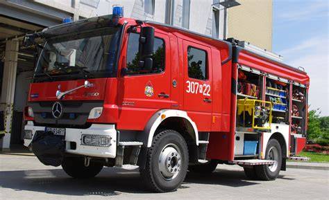 Zdjęcie nowoczesnego samochodu pożarniczego na podwoziu Mercedes-Benz Atego