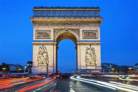 Łuk Triumfalny w Paryżu z widokiem na Champs-Élysées