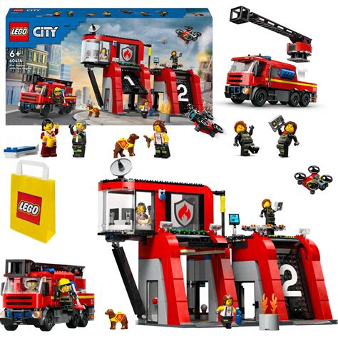 Zestaw LEGO City Straż Pożarna w akcji: remiza, wóz strażacki, strażacy gaszący pożar.
