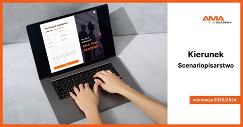 Uczestnicy obozu strażackiego biorą udział w ćwiczeniach praktycznych.