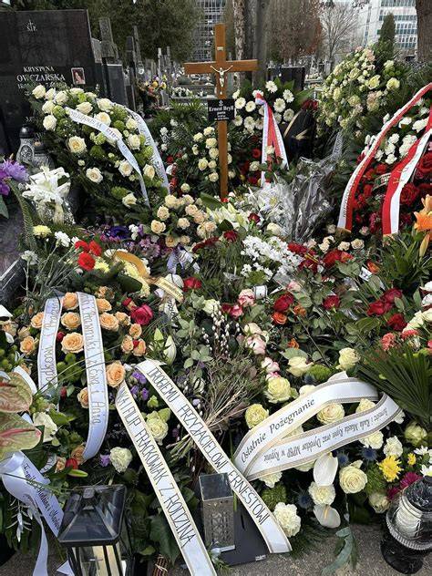 zdjęcie z pogrzebu strażaka lub symboliczna fotografia strażackiego hełmu i kwiatów