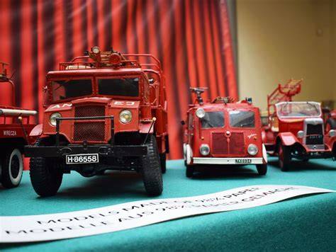 zdjęcie kolekcji modeli samochodów strażackich lub inne hobby strażaka