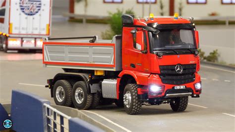 Zbliżenie na detale wozu strażackiego Mercedes-Benz Arocs RC