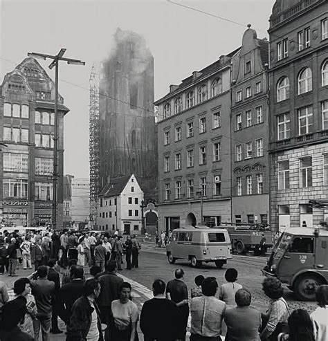 Spalona wieża kościoła św. Elżbiety po pożarze w 1975 roku