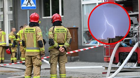 Zawalona iglica wieży kościoła we Frednowach po uderzeniu pioruna