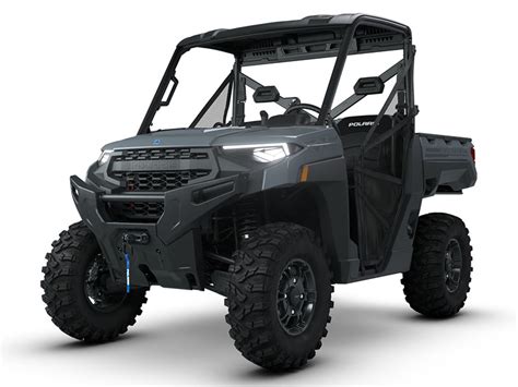zdjęcie samochodu Toyota Hilux i superquada Polaris Ranger XP 1000 w barwach OSP