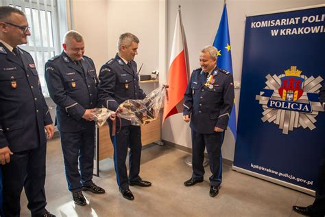 Portret komendanta policji w służbowym mundurze