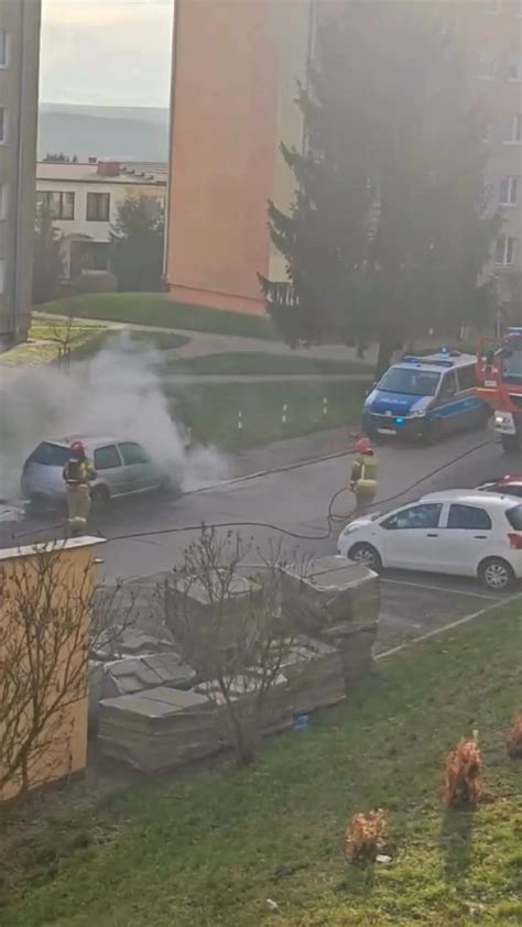 Zniszczone przez ogień samochody osobowe na ulicy Górnej w Starachowicach