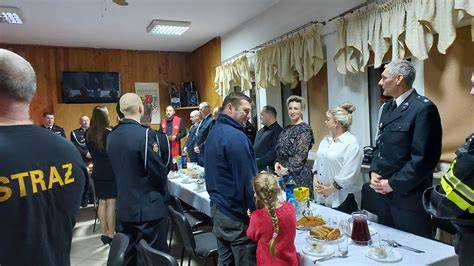 Strażacy przy wspólnym wigilijnym stole w remizie