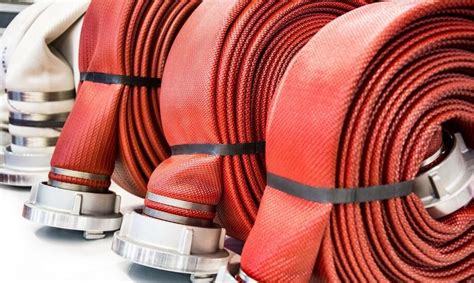 zdjęcie różnych węży strażackich w magazynie