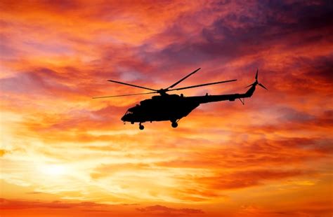 zdjęcie helikoptera lądującego na dachu skarbca w Szwecji z infografiką kluczowych etapów napadu