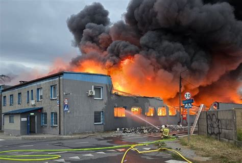 Fotografia strażaków gaszących pożar w przetwórni papieru w Zawierciu