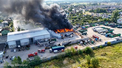 Zdjęcie przedstawiające gaszenie pożaru składowiska makulatury w Tychach Czułowie