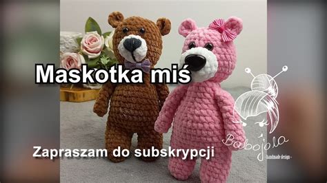 Zdjęcie przedstawiające ręcznie wykonaną maskotkę misia strażaka o wysokości 40 cm, wykonaną na szydełku.