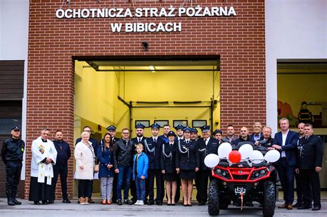 Zewnętrzny widok na remizę OSP Bibice z logo jednostki