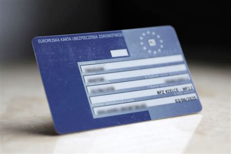 Thematic photo: people travelling with luggage, holding an EKUZ card
