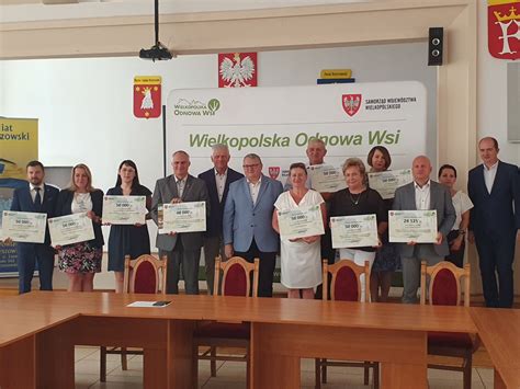 Zdjęcie przedstawicieli starostwa i OSP podczas podpisywania umów dotacyjnych