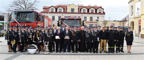 Grupa strażaków podczas uroczystości przekazania samochodu strażackiego